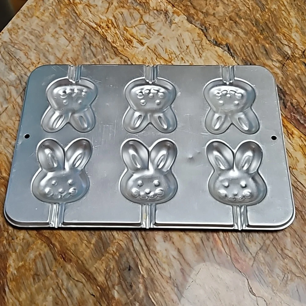 WILTON Easter Bunny Rabbit Aluminum treat cake pan